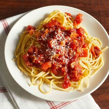 spaghetti served with fresh tomato sauce 